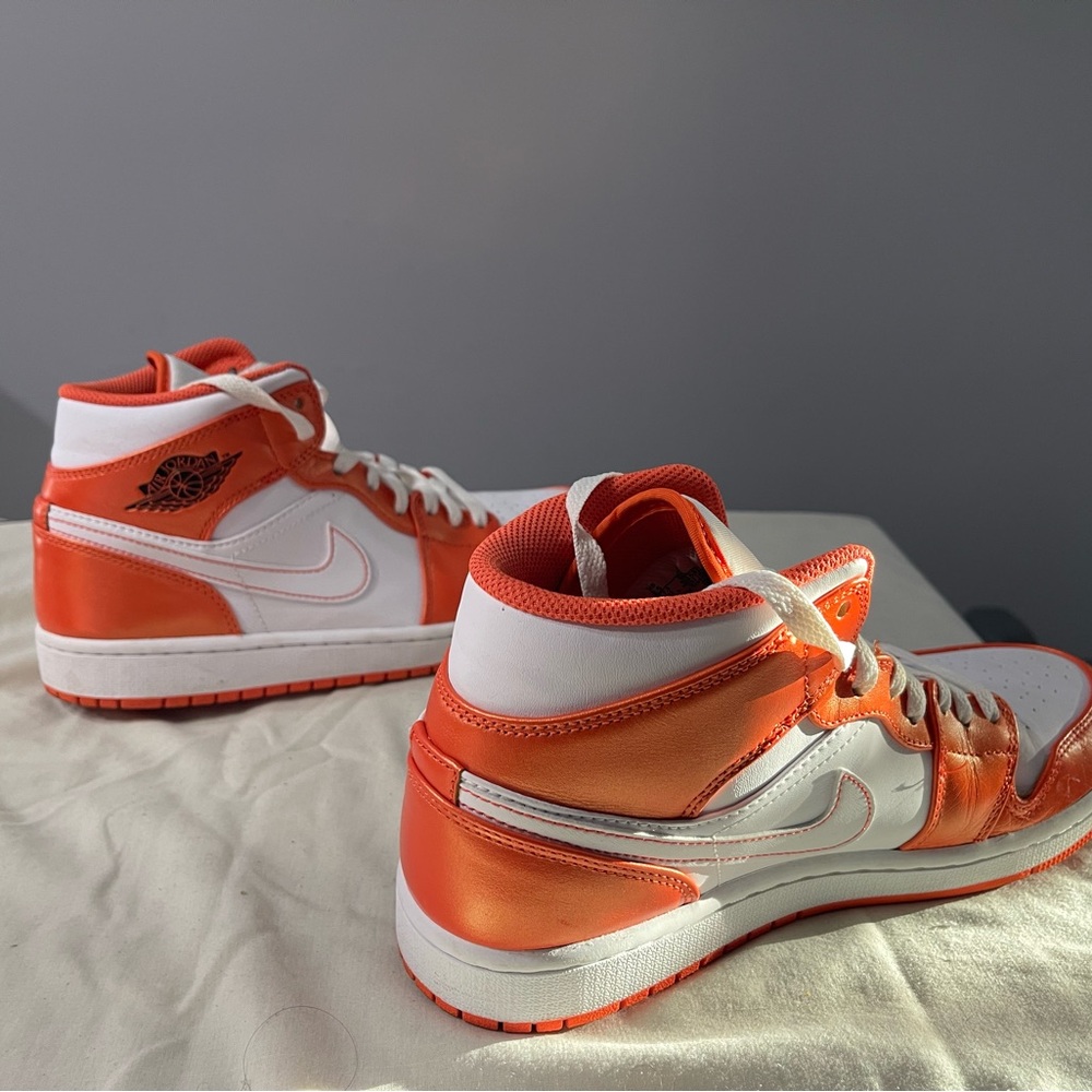 Nike Air Jordan 1 Mid SE
Men’s 8.5
Electro Orange/Black-White